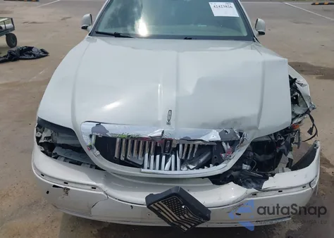 2005 Lincoln Town Car Signature Limited z USA, uszkodzony, nr VIN 1LNHM82WX5Y668903